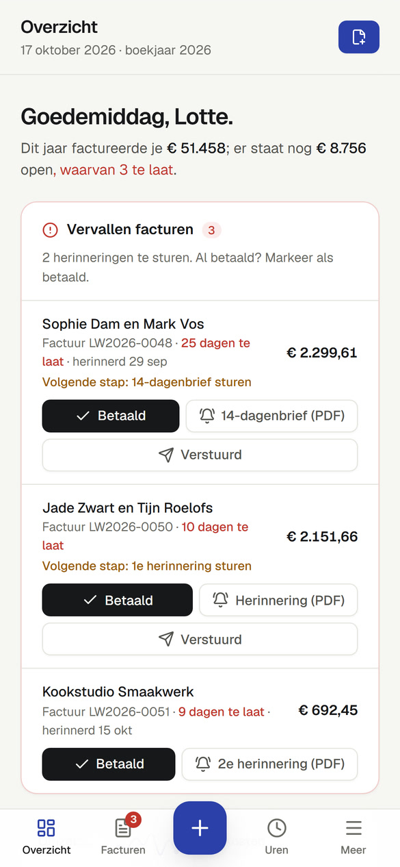 Het overzicht van Eazy Admin op een telefoon, met de vervallen facturen bovenaan.